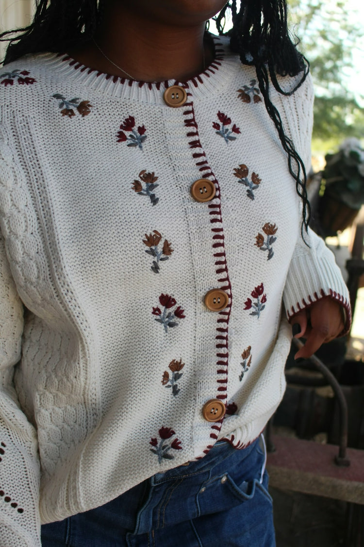 FLORAL EMBROIDERY CONTRAST STITCH KNIT CARDIGAN: CREAM